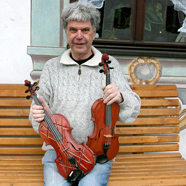 Dieter Ennemoser mit Geigen Nr. 135 und Nr. 122